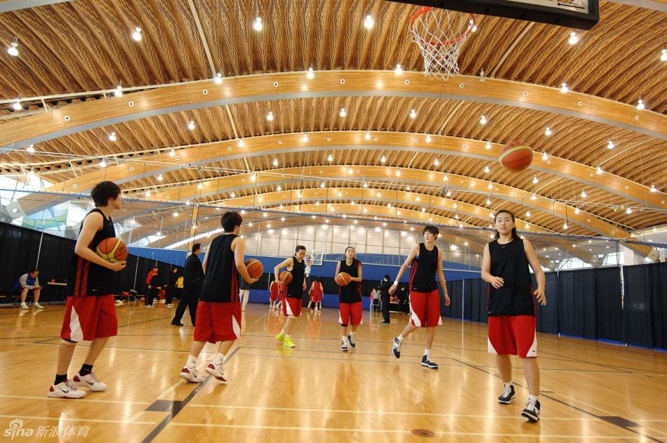NBA中國賽次戰(zhàn) 到了末節(jié)小曾還是沒機會???觀眾大喊：換曾凡博
