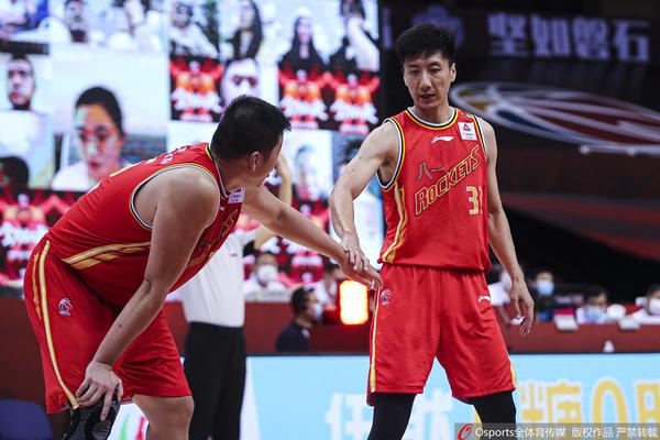 直播吧9月15日訊 男籃歐錦賽決賽，德國男籃半場40-46落后土耳其男籃。上半場比賽，德國男籃小瓦格納進攻端扛起球隊得分重任，雖然外線還沒開但沖筐表現不錯，防守端也很積極。他出戰(zhàn)15分鐘，11中6三分
