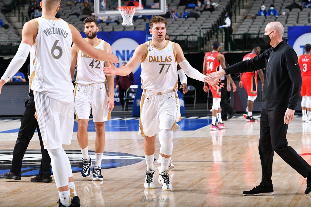 NBA中國賽次戰(zhàn) 到了末節(jié)小曾還是沒機會???觀眾大喊：換曾凡博