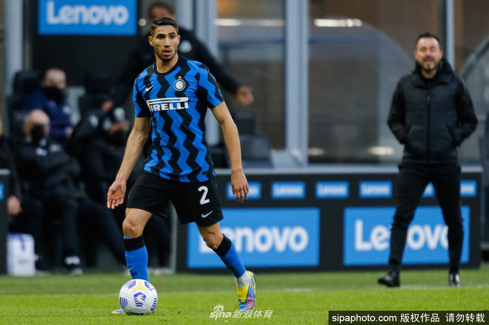 星際戰(zhàn)甲水妹的一技能潮涌能向前方釋放水浪沖擊路徑上的敵人并附加潮濕狀態(tài)，實戰(zhàn)中先手釋放潮涌再銜接其他技能是基礎套路。二技能洪流護盾為核心防御手段，生成環(huán)繞自身的水流屏障可抵擋正面火力，屏障持續(xù)時間受技
