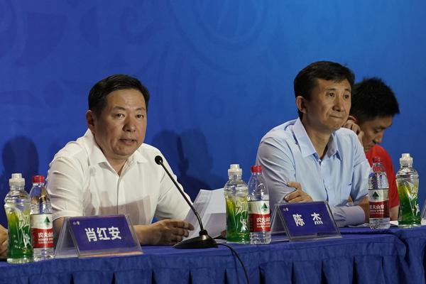 盧：我和隊(duì)醫(yī)都不確定倫納德的上場(chǎng)時(shí)間會(huì)受到多久的限制