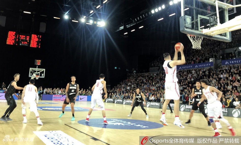 曼城官方曬多納魯馬手捧雅辛獎獎杯自拍，祝賀其獲獎金球獎                                                                2025-09-2
