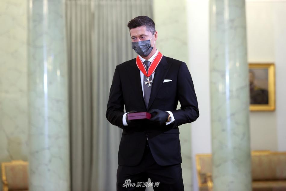 官方：費內巴切簽西漢姆后腰阿爾瓦雷斯達初步協(xié)議，將進行體檢