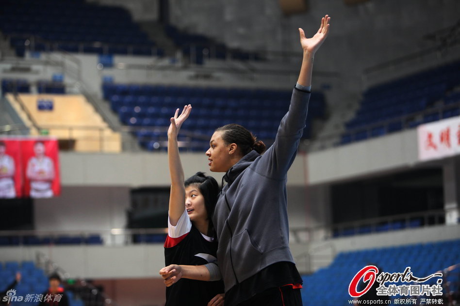 《絕區(qū)零》盧西婭角色展示