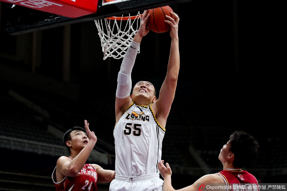    24直播網(wǎng)訊北京時(shí)間1月4日訊 NBA常規(guī)賽，凱爾特人客場對陣火箭，本場比賽波爾津吉斯復(fù)出，杰倫-布朗繼續(xù)缺陣。凱爾特人最近取得2連勝，火箭上場比賽輕取獨(dú)行俠。開場后兩隊(duì)你來我往打得十分激烈，申
