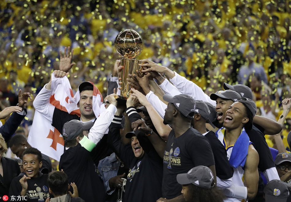 《逃離鴨科夫》農場鎮(zhèn)神秘boss戰(zhàn)斗，推薦使用RPK機槍。搭配抗火三級圖騰，減免灼燒傷害，馬拉松圖騰提升耐力。戰(zhàn)斗開始，先在安全距離注射抗火針、恢復針等。攻擊時需反方向翻滾，保持運動戰(zhàn)。逃離鴨科夫農場
