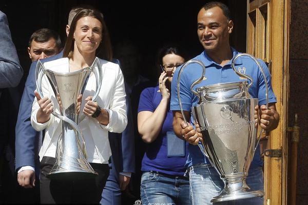 避而不談??瓜帥妻子離婚傳聞后露面，稱一切都好&拒談離婚問題