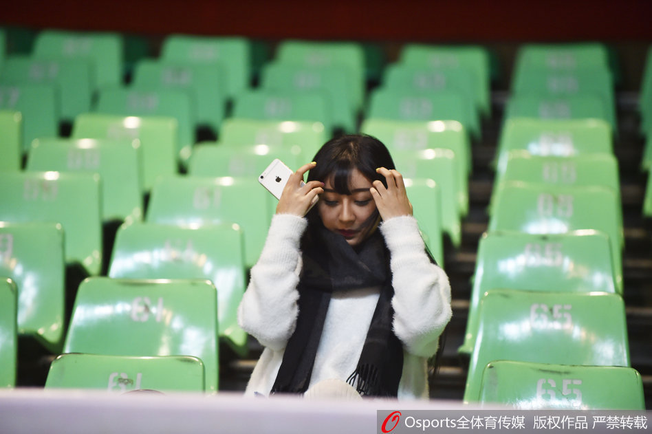 記者：庫里在末節(jié)暫停時獨自低頭游蕩，表現得非常沮喪