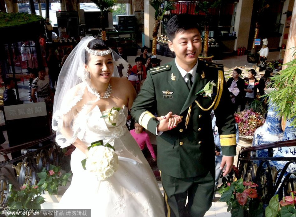 排面拉滿！李寧先生和韋德一起為曾凡博送上雙簽的韋德之道12戰(zhàn)靴