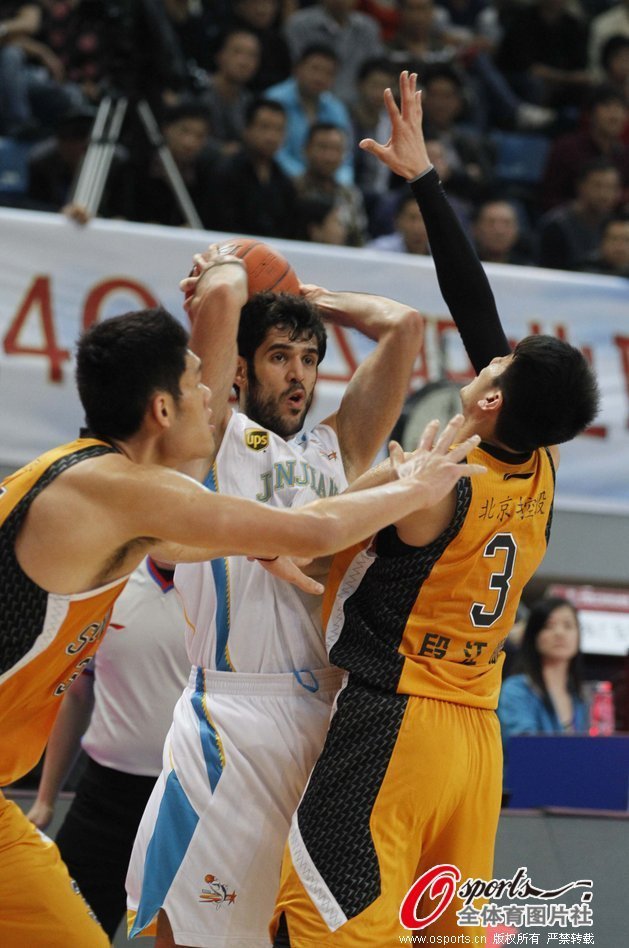 勒沃庫森打破僵局！希克射門踢疵變助攻，蒂爾曼進球