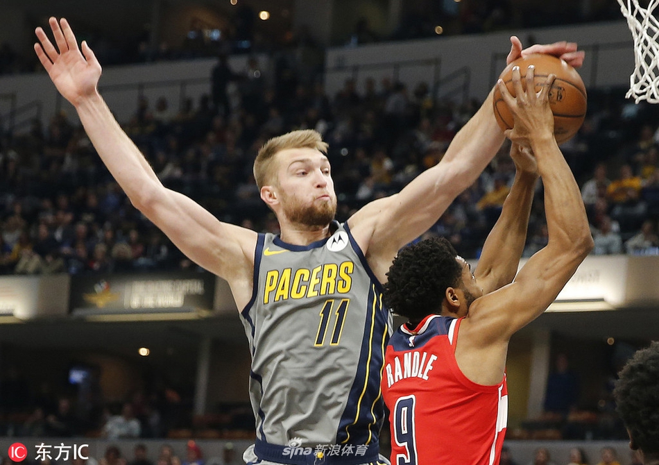 直播吧10月30日訊 今天是太陽后衛(wèi)德文-布克的29歲，NBA官推祝他生日快樂。布克1996年10月30日出生于美國密歇根州大急流城，在2015年NBA選秀中布克于首輪第13順位被太陽選中，2015-
