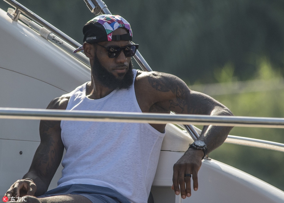 打卡下班！C羅第56分鐘被替換下場，本場轟進世界波+梅開二度