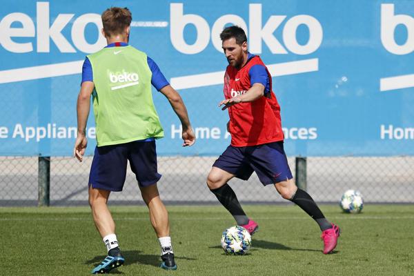 維埃拉：西班牙是培養(yǎng)年輕球員的榜樣，過去曼城對福登也很有耐心蘇二胡                                                                202
