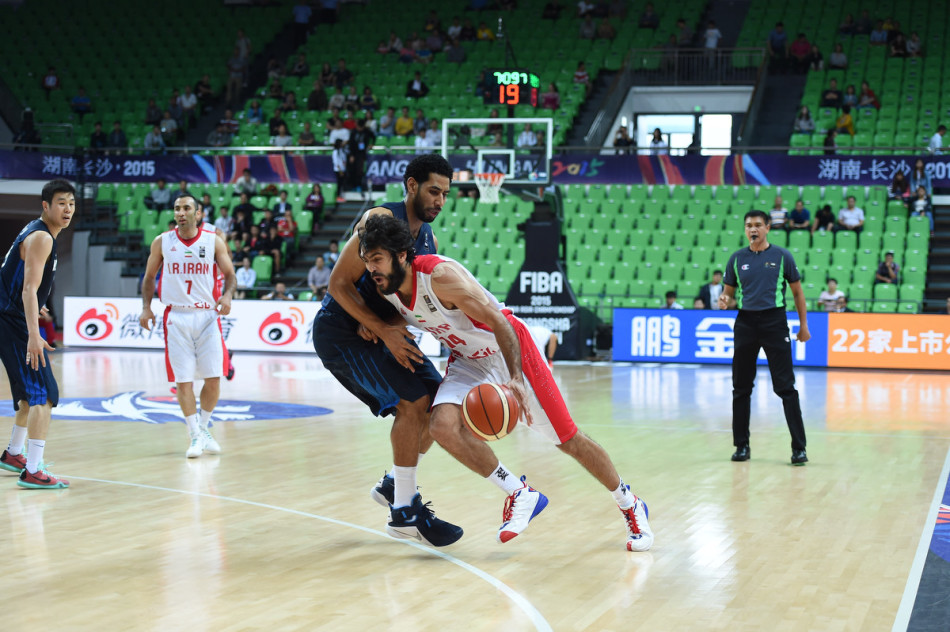 曼城發(fā)布新賽季全家福：瓜迪奧拉C位，福登B席位于其兩側(cè)