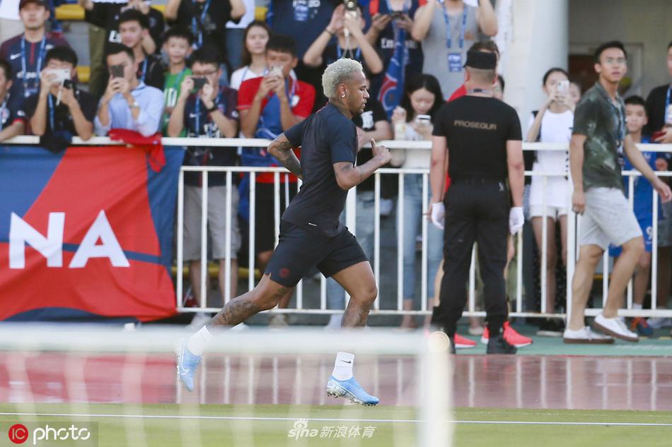“泰山小將”數(shù)選未來足球精英賽參賽隊伍到俱樂部，參觀榮譽室