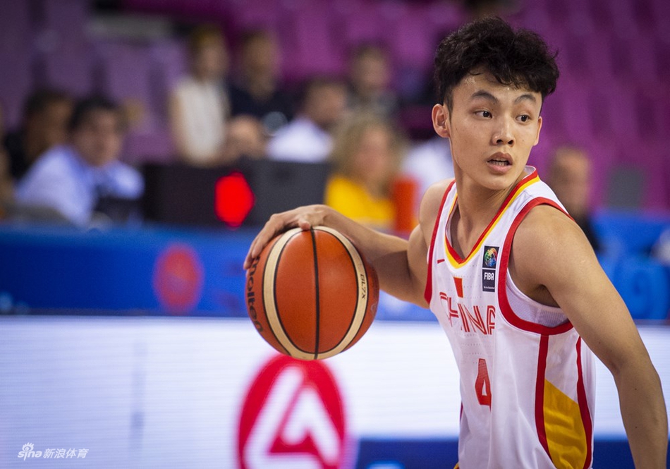 直播吧9月9日訊 2025男籃歐錦賽已經(jīng)結(jié)束1/8決賽的爭(zhēng)奪，8強(qiáng)球隊(duì)已經(jīng)全部出爐。8場(chǎng)對(duì)決結(jié)束后，歐錦賽官推曬出了16強(qiáng)戰(zhàn)中的球員高光表現(xiàn)：東契奇42分10籃板3搶斷卡馬-鮑德溫24分4籃板2助攻字