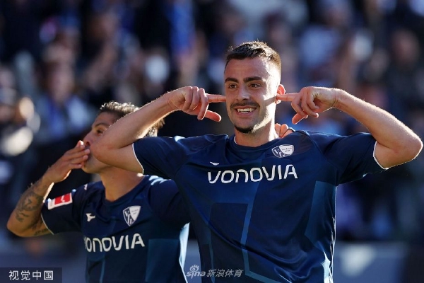 直播吧9月21日訊 曼聯(lián)傳奇球星貝克漢姆接受TA專訪，承認他和加里-內(nèi)維爾共同擁有的英乙俱樂部索爾福德城曾面臨“嚴重的麻煩”，并透露了他們?nèi)绾谓M建新財團“拯救”俱樂部的內(nèi)幕。貝克漢姆先生，當內(nèi)維爾向您
