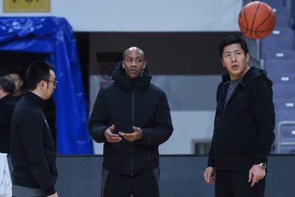 官方：馬賽簽下27歲吉達聯(lián)合中衛(wèi)費利佩，球員將穿4號球衣