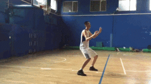 秀翻全場！曼突破送出不看人傳球，祖巴茨完成暴扣領(lǐng)先31分