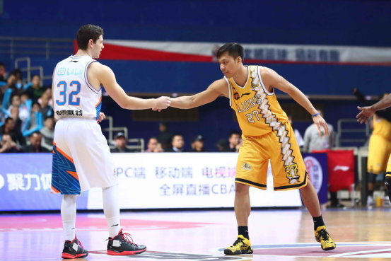 虎撲01月09日訊 德天空記者Florian Plettenberg報道，拜仁對阿方索-戴維斯與球隊簽下一份長期合同持開放態(tài)度。這種樂觀情緒也是來自球員方的積極信號，據(jù)透露，自12月初以來出現(xiàn)了積極的
