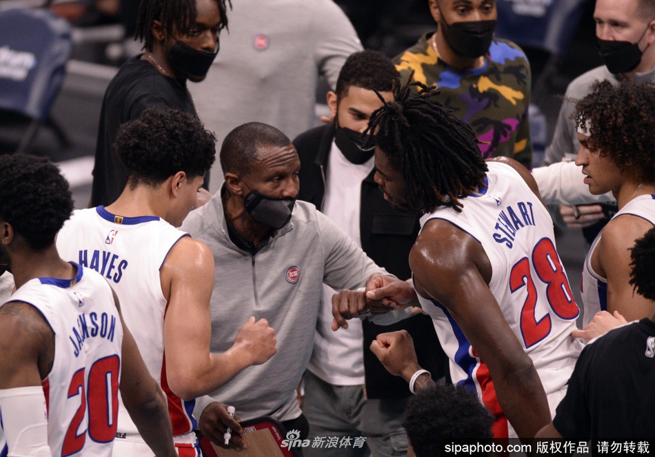 京媒：曾凡博兩場比賽未能得分 以雙向合同留在NBA的前景并不樂觀