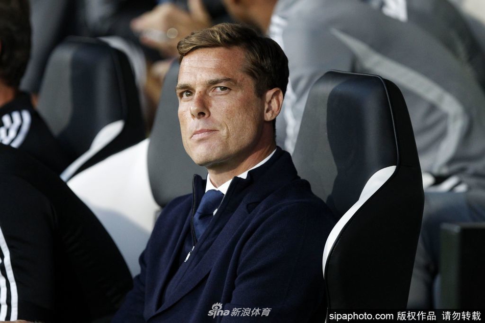 活久見，埃弗頓中場霍爾因快發(fā)任意球被黃牌警告，引球迷不滿