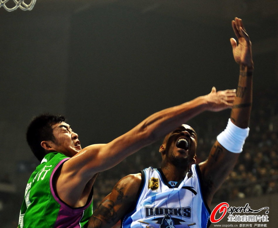 在星露谷物語中，飾品升級能大幅提升其屬性，助力玩家在游戲里更輕松地冒險與勞作。以下是一份飾品升級攻略。升級材料準備升級飾品需要用到五彩碎片。五彩碎片可通過多種途徑獲取。在礦井中挖掘有幾率獲得；擊殺骷髏
