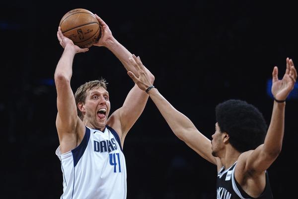 哈登談倫納德：給他點(diǎn)時(shí)間適應(yīng)，他看上去不錯(cuò)