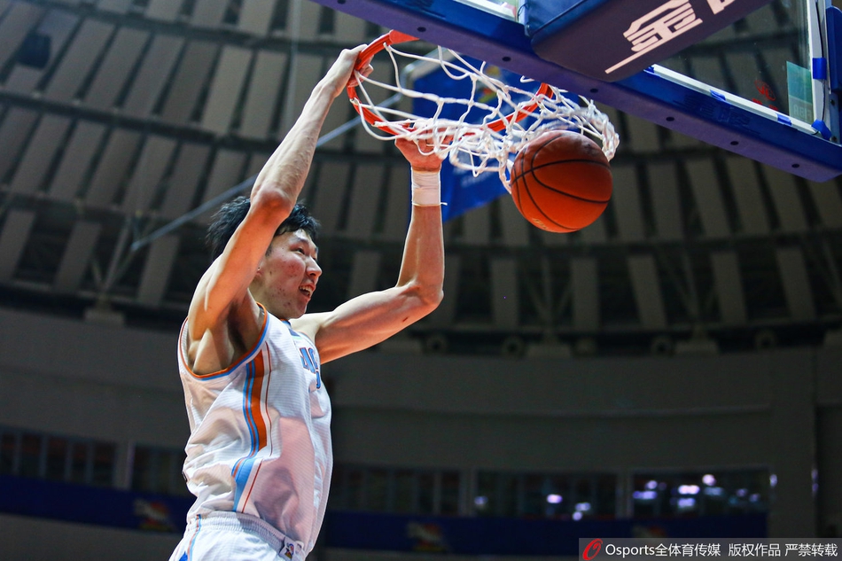 直播吧9月23日訊 近日，雄鹿球員阿德托昆博接受了希臘媒體的采訪。主持人：“當盧卡-東契奇交易發(fā)生的那天晚上，你在哪里，感受如何?！弊帜福骸拔耶敃r正在和一位朋友一起做治療。他對我說，盧卡去湖人了。我說
