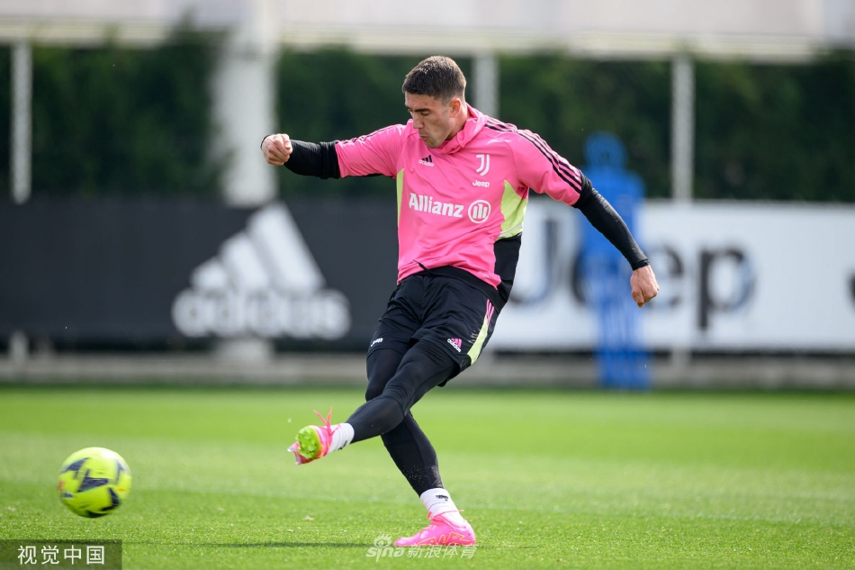 沒人包抄?。〖蛹{喬高速推進傳中，門前沒人碰到球