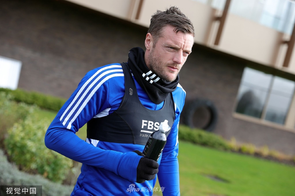 虎撲01月31日訊 今日，熱火老將凱文-樂福曬出照片祝福妻子生日快樂。樂福寫道：“獻(xiàn)給最可愛的愛人，生日快樂！感謝你一直讓我們的家充滿平靜的能量，為我們的女兒提供幸福的成長環(huán)境，并把愛傾注到我們每個人