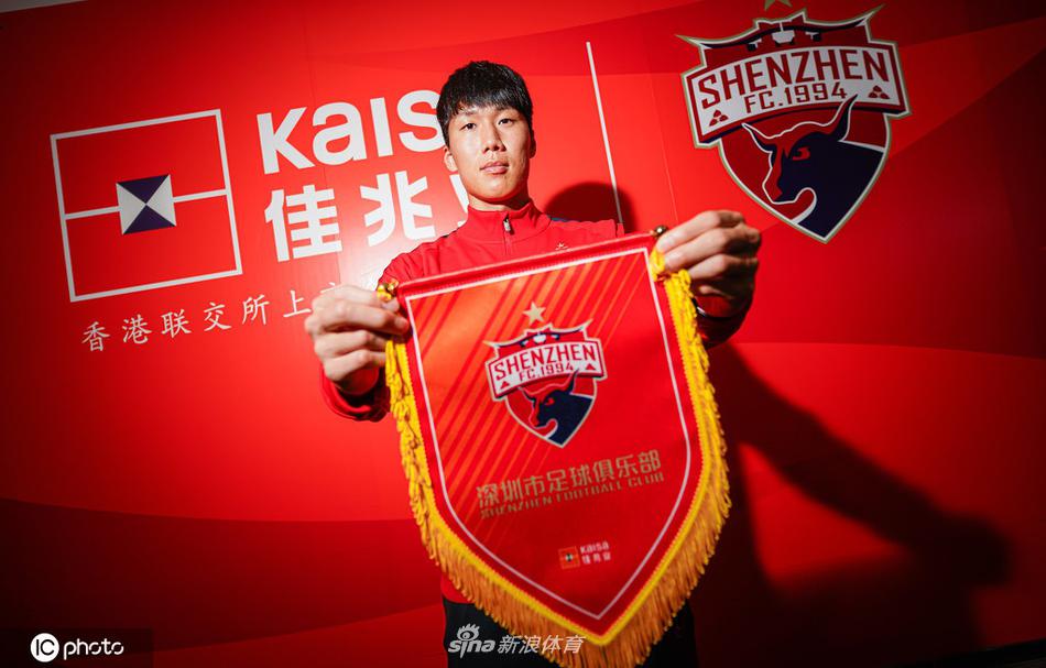 扳平心切！98分鐘場內(nèi)出現(xiàn)兩顆皮球，穆里尼奧急忙進場踢走一球