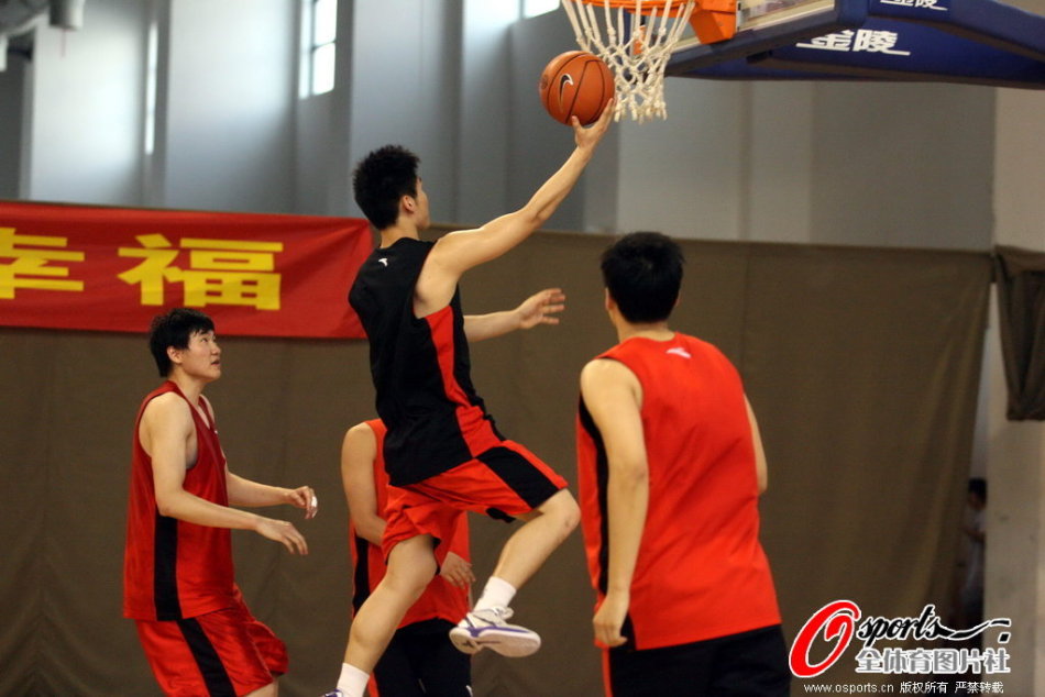 2025年10月16日 17:45:33懂球帝                 在對陣以色列的比賽結(jié)束后，多納魯馬接受了《米蘭體育報》的專訪，談到了自己對于意大利國家隊進入世界杯的信心以及對米蘭、曼城
