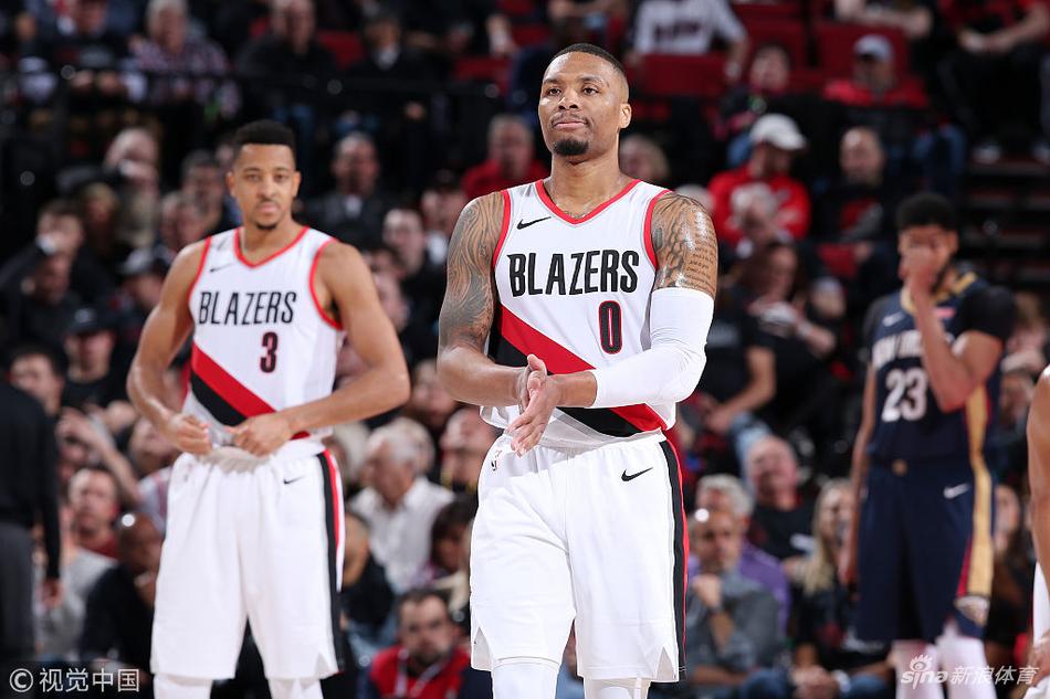 行云流水！史密斯半場助攻布里奇斯空接暴扣，黃蜂領(lǐng)先12分