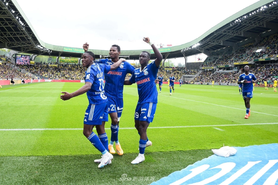 直播吧9月4日訊 據(jù)報道，下賽季的全明星賽或沿用多隊循環(huán)的賽制，但其中將組建美國隊和世界隊。相關(guān)鏈接→明年全明星或采用3隊循環(huán)賽制 兩支美國隊+一支世界隊 每節(jié)12分鐘ClutchPoints記者Br
