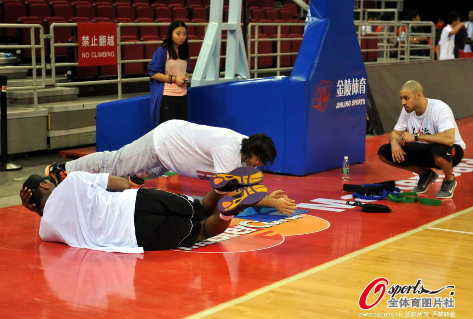 鏡報(bào)：魯尼2月份在迪拜酒店開設(shè)足球訓(xùn)練班，起步價(jià)七天7500鎊