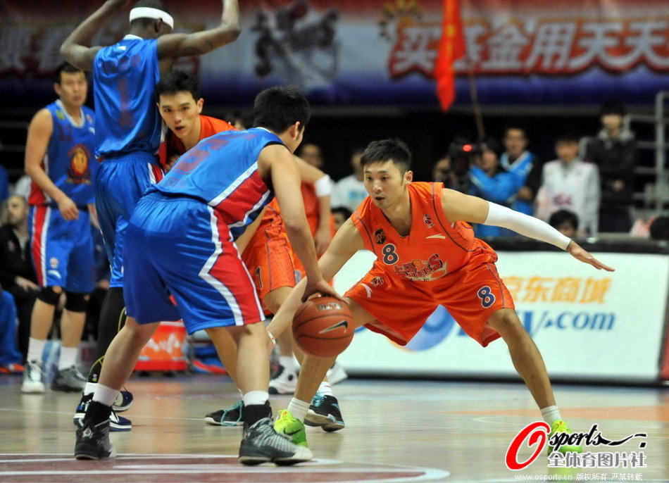 足球??冰球！穆勒與加拿大冰球運(yùn)動(dòng)員萊因哈特互換球衣木子                                                                2025-08-2