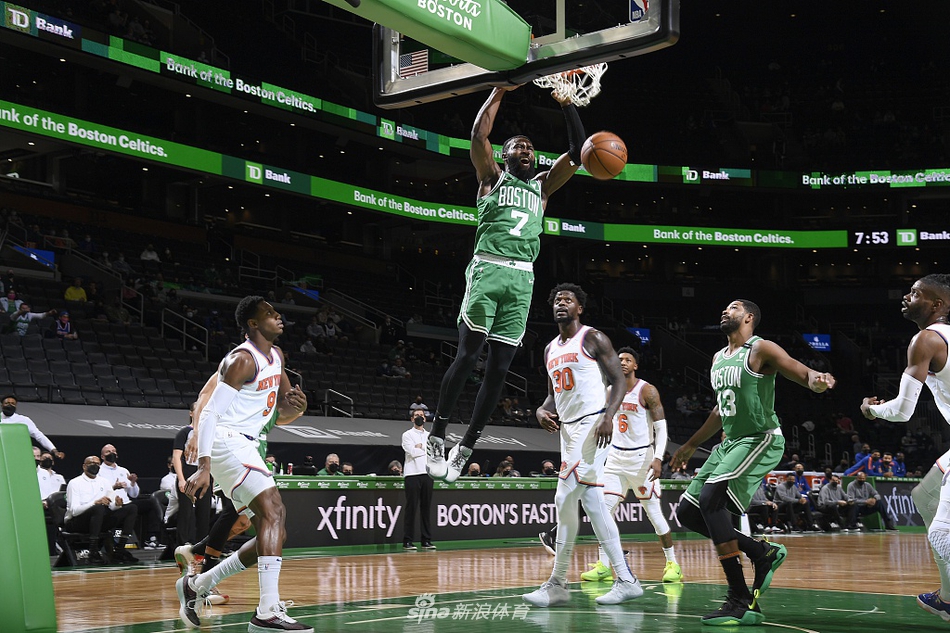 [流言板]手起刀落！鮑威爾借祖巴茨掩護命中三分，快船領先至19分
