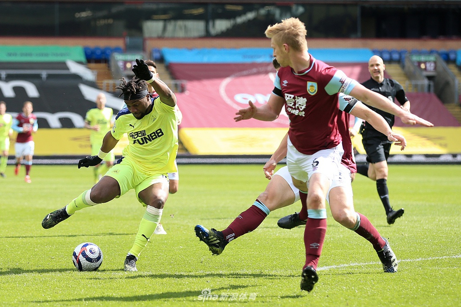 2025年09月14日 21:54:39 | 體壇全資訊                 上半場比賽開始后，雙方展開激烈對抗。第23分鐘，利物浦球員薩拉赫在禁區(qū)內獲得良機，但他的射門被對方防守隊員封堵
