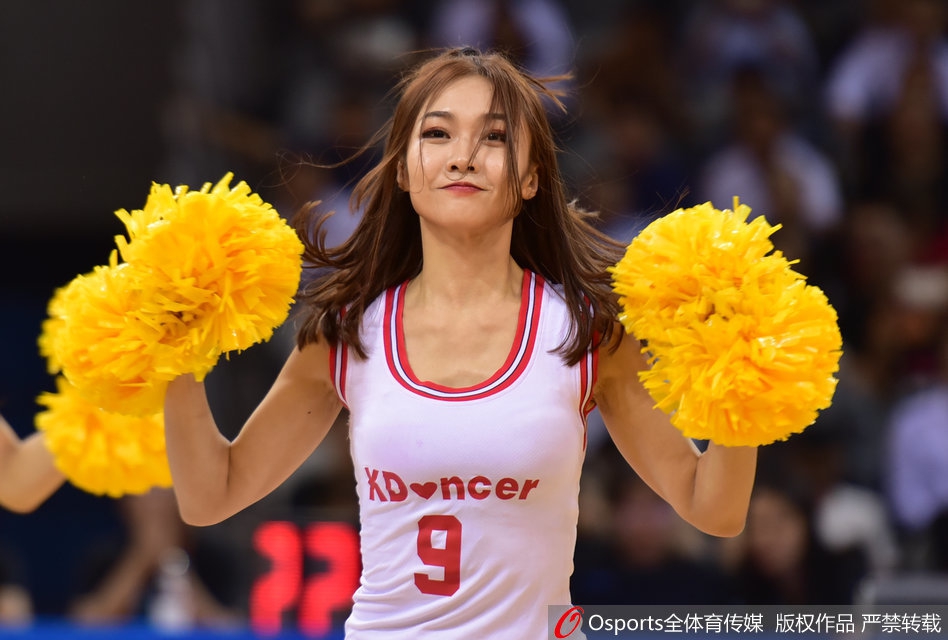 入鄉(xiāng)隨俗，凱恩和妻子身著巴伐利亞傳統(tǒng)服飾參加慕尼黑啤酒節(jié)