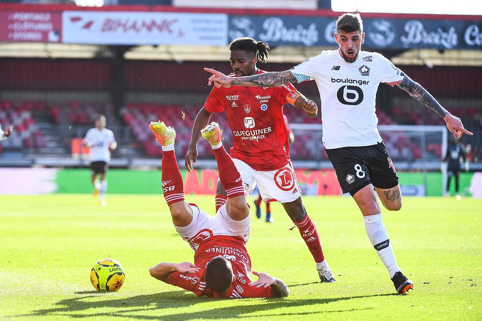 太陽報：魯尼在40歲生日宴上扮演皇后樂隊主唱牙叔進行表演