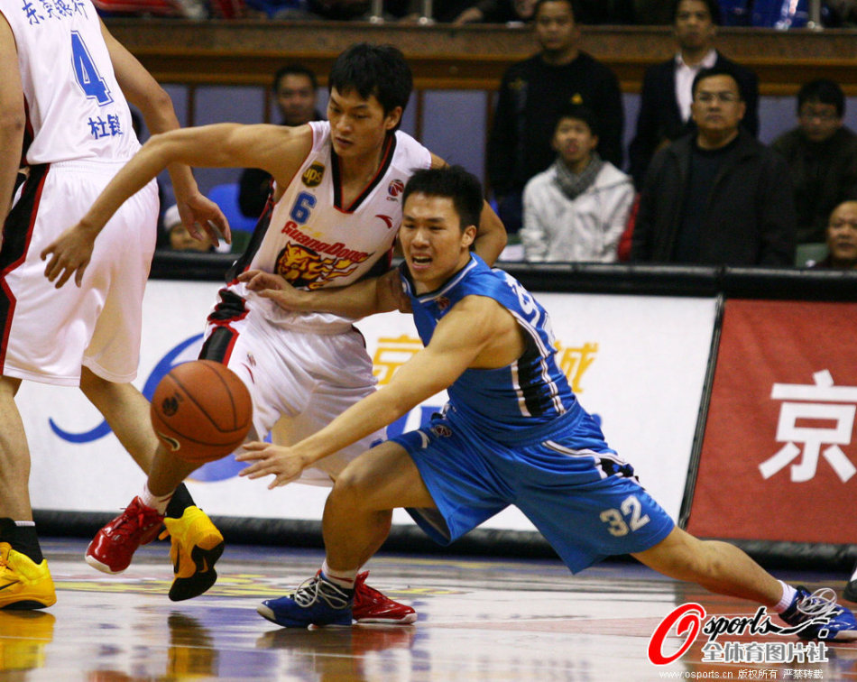 ??繼續(xù)強(qiáng)硬人設(shè)！狄龍在訓(xùn)練營瘋狂給太陽新隊友上激烈身體對抗