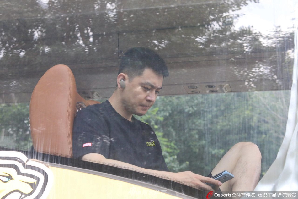 迪尼炮轟查洛巴紅牌判罰：這么明顯一開始不判？看了27遍才說故意