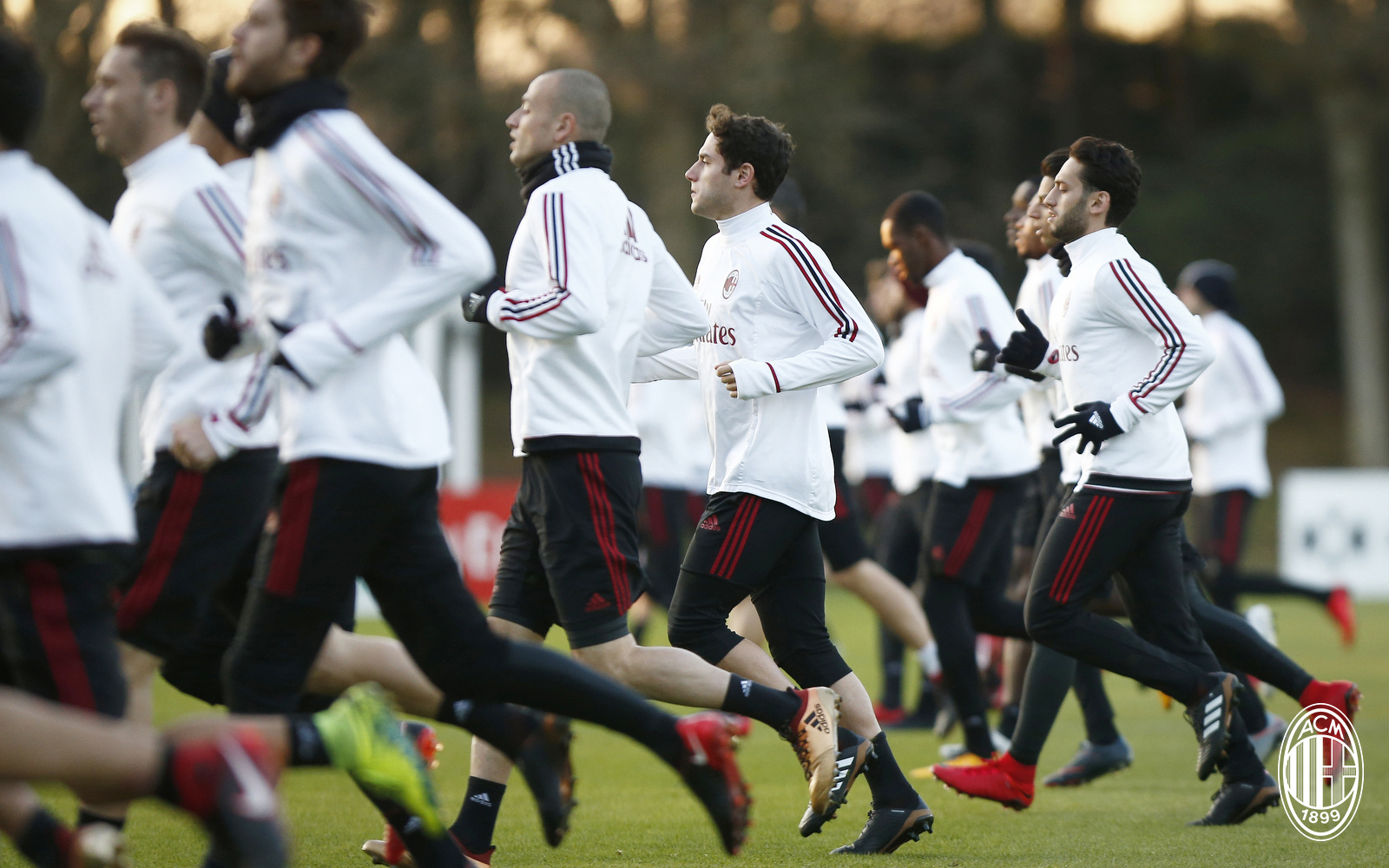 2025年10月27日 22:34:13 | 體育24小時熱點                 據(jù)記者Xavi Espinosa得到的消息，皇馬方面正在考慮對維尼修斯處于隊內紀律處分。消息稱，針對昨日
