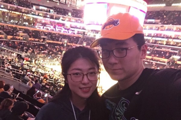 在洛克王國的奇妙世界里，哭哭菇是許多小洛克們喜愛的寵物。那么，該如何獲取它呢？下面就為大家詳細介紹?？蘅薰街饕獥⒃谔囟ǖ膱鼍爸?。首先，來到寵物園，這里是眾多可愛寵物的家園。進入寵物園后，仔細尋找潮濕
