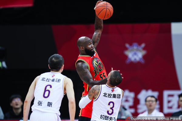 韋世豪開出任意球，皮球彈地后直接入網(wǎng)，成都夢幻開局1