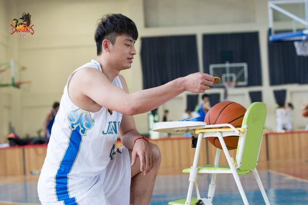 加布里埃爾本場數(shù)據(jù)：1助攻8解圍+1錯失進球機會，評分7.1馬東宇                                                                202
