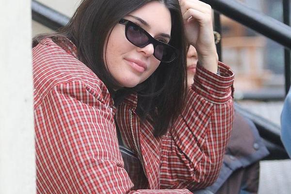 [流言板]籃框扣壞了！尼克斯連續(xù)三次扣籃不中，最后吹比塔澤干擾球