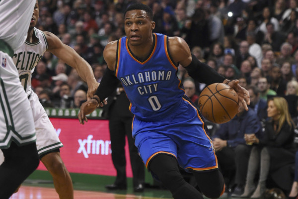 虎撲01月19日訊 今日NBA常規(guī)賽騎士對陣森林狼的比賽正在進行中。比賽第三節(jié)，阿倫接球時不慎打到里德面部，里德倒地掩面非常痛苦。
