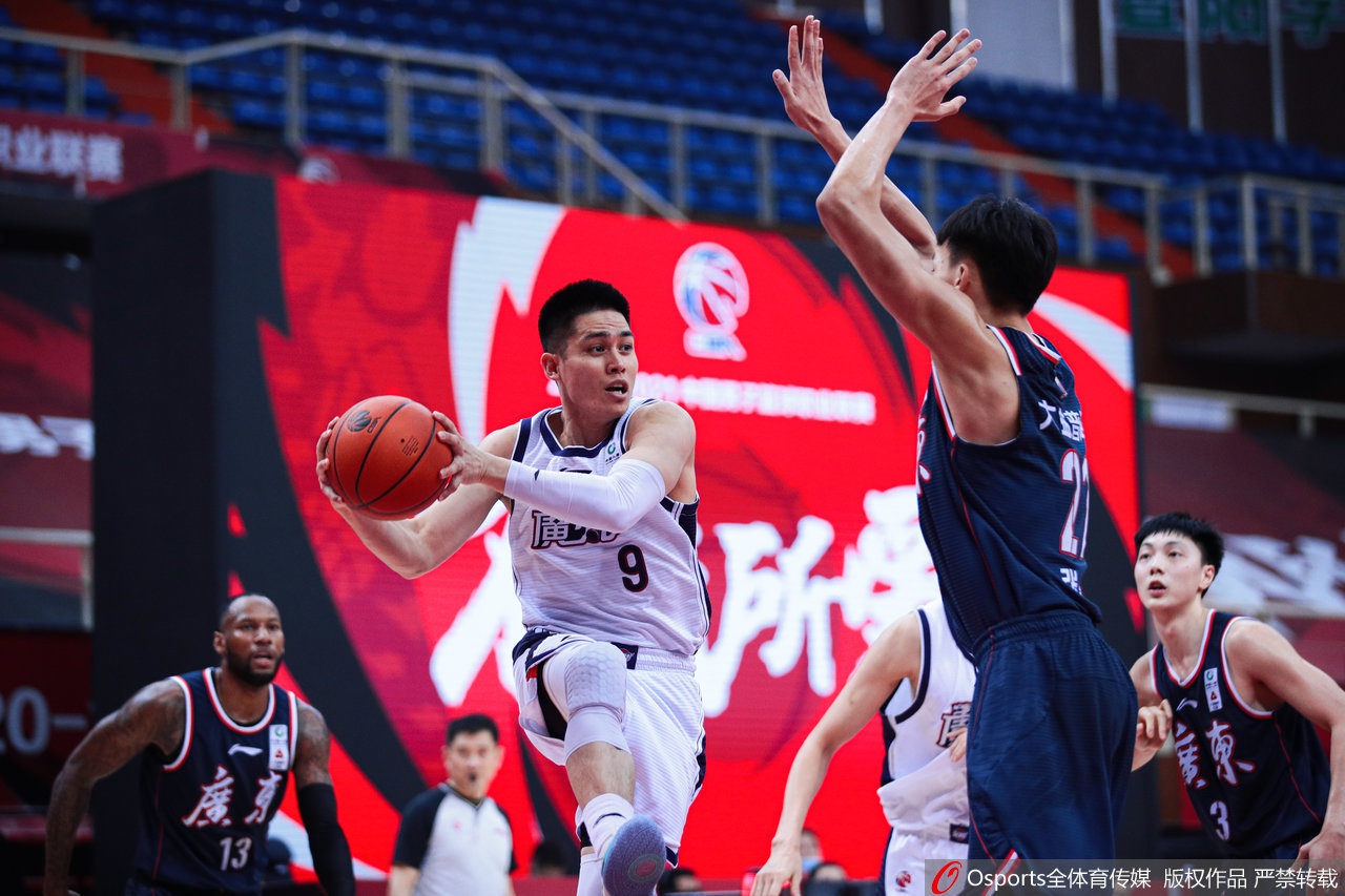 相差17歲！格林40歲女友曬兩人親吻畫面：激烈爭吵后和好秀恩愛